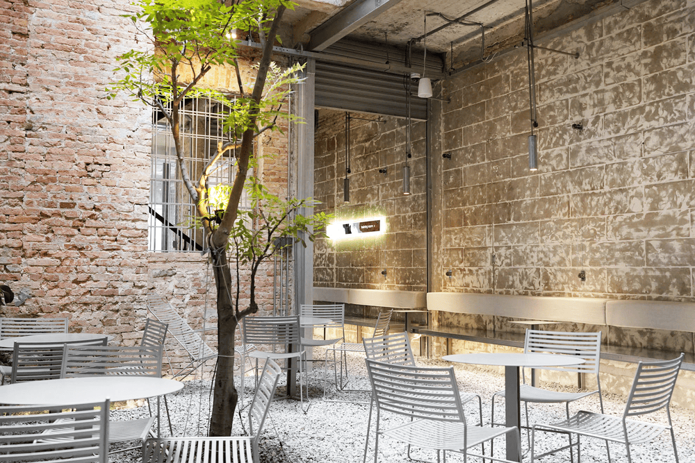 Tại Rang Rang Coffee được bố trí nhiều bàn, phù hợp cho nhóm bạn học tập hoặc làm việc (Nguồn: Rang Rang Coffee)